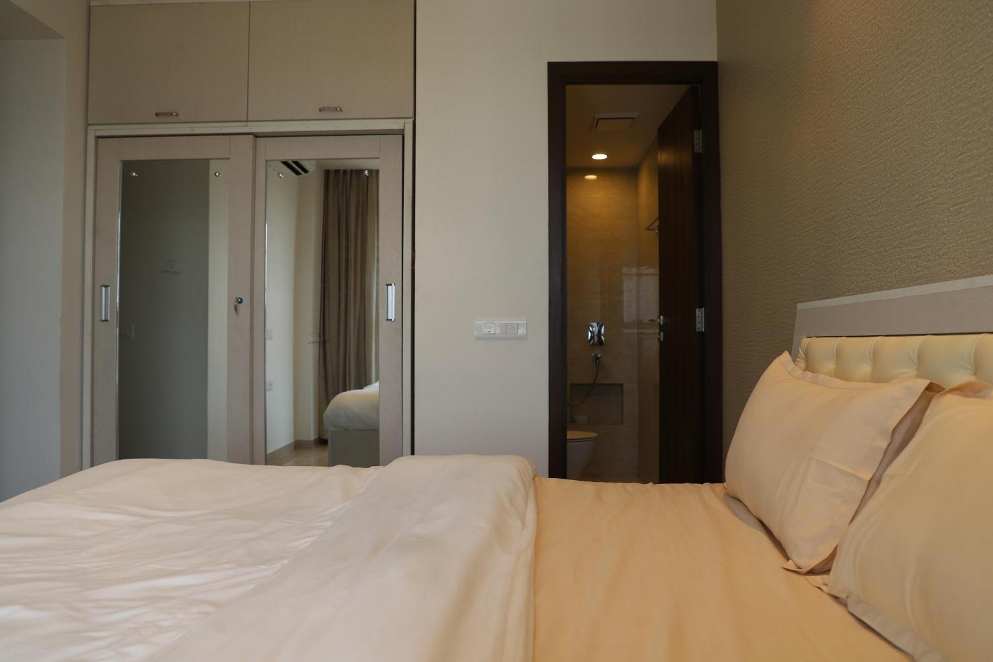 Zenia Luxury Suites And Serviced Apartments Βομβάη Εξωτερικό φωτογραφία